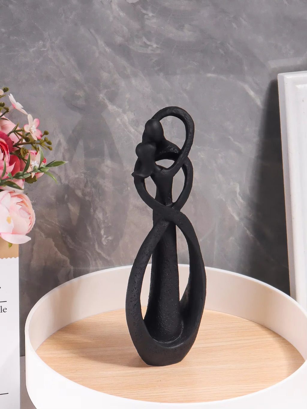 Embracing Couple Sculpture – Romantic Resin Art for Home Decor & Gift